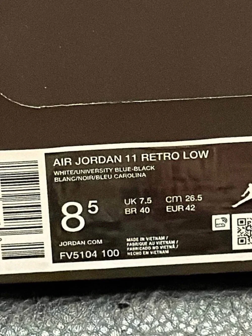 Jordan Men's Low-Top Sneakers in White and Light Blue